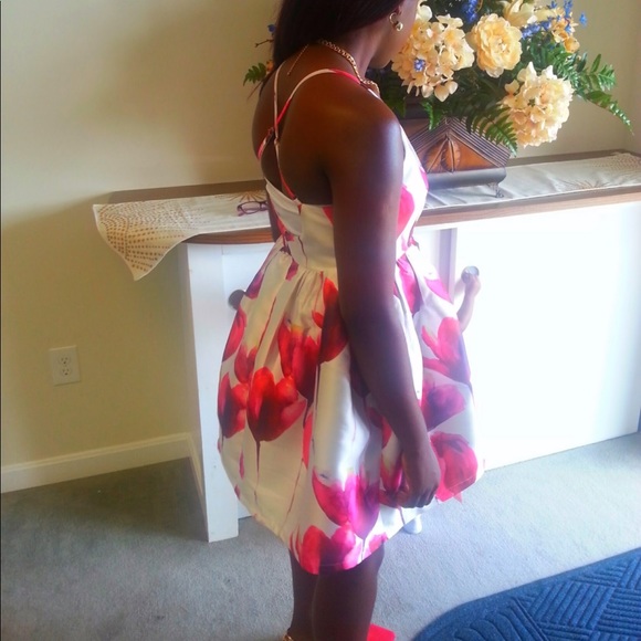 Short Casual/ Ball gown looking dress. - Picture 3 of 3